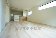 対面式キッチンを中心としたリビングダイニングで家族の会話が弾みそうです。