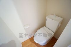 温水洗浄機付トイレです。節水機能もあるので、安心して使えますね。もちろん、1階2階の2ヶ所にトイレがあるので、忙しい朝にもゆとりができますね。