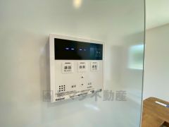 給湯器リモコンはキッチン横からボタンひとつで操作が楽々。通話ボタン付きでお子様とも会話ができて安心です。