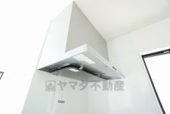 調理により発生する油煙や臭いを吸い込み、屋外へ排気してくれます。