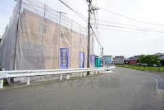 前面道路は北西側に6.98～7.51ｍ。 幅広い道路で余裕を持って駐車出来ます＾＾ 車の離合もスムーズです＾＾