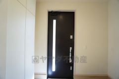 たっぷり収納できるシューズボックスです。家族全員の靴がきれいに整頓できます。棚の上にお花や写真を飾っても良いですね。