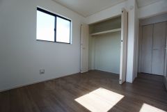 木目調のシンプルデザインで落ち着きと安らぎの空間に仕上げています。各部屋に収納が完備されているので、お荷物が多くなっても安心の設計です。