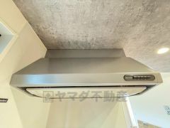 レンジフード。 調理により発生する油煙や臭いを吸い込み、屋外へ排気してくれます。