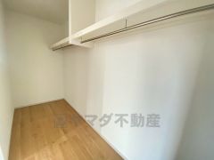 ウォークインクローゼット付きの洋室。スペースも広く、毎日のコーディネートが楽しくなります＾＾