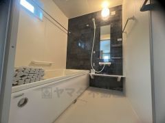 1日の疲れを癒すくつろぎのバスルーム。足を伸ばしてもゆったりと入れるサイズです。お子様と一緒にお風呂に入っても狭くないですね^^