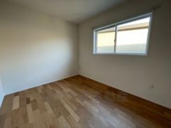 木目調のシンプルデザインで落ち着きと安らぎの空間に仕上げています。各部屋に収納が完備されているので、お荷物が多くなっても安心の設計です。