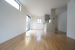 同仕様写真。家族が集まる開放的なリビング。18帖の大空間で毎日のお食事が楽しみです＾＾思い思いの時間を過ごしたり、家族みんなで食事をしたり、素敵な団らんの場になりますね。