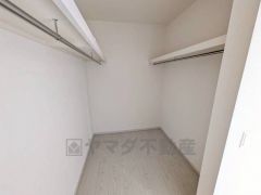 ハンガーパイプ付で散らかりがちな洋服類もきれいに整理できます。使用頻度が少ないものは枕棚の上に、足元には3段ボックスを置いて、フル活用できるクローゼットです＾＾