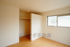 同仕様写真。明るい洋室です。ナチュラル色のフローリングで開放的な優しい雰囲気になっています＾＾ベッドや机、ＴＶを置いてもゆとりのある広さです。