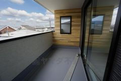 お洗濯物を干すスペースとしても十分な広さがあります。  お天気の良い日はお洗濯物がよく乾きそうな日当たり良好のバルコニーです＾＾