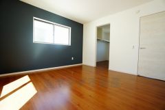 同仕様写真。住む人のこだわりを活かす洋室＾＾日当たりがよく、寝室としての利用もおすすめ。広めのクローゼットもあり荷物もすっきり片付けれ、ゆとりのある暮らしが出来ます＾＾