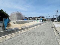 前面道路東側4ｍ、北側6.27ｍ。 北側は車の離合もスムーズにできます＾＾ 一戸建ての多いエリア。落ち着いた雰囲気で快適な生活を送れます。