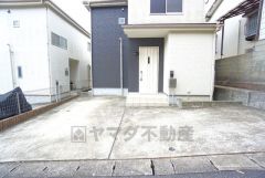 カースペース2台分有り＾＾前面道路は5.24ｍ。 ご夫婦で1台ずつ所有でき、ゆとりを持って駐車も出来ますね＾＾