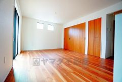 断熱性能の窓ガラスを採用。省エネ、光熱費カットにも貢献します。 夏は涼しく、冬は暖かく快適に過ごせます。