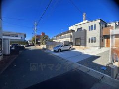 前面道路は南西側約4.35ｍ。車の通行が少なく小さなお子様がいるご家庭でも安心して過ごせます＾＾