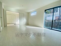 夏は強い日差しをカット、冬は暖かな遮熱高断熱型Low-Eガラスを採用。夏の強い日差しを約60%カットし、冷房効果を高めます。紫外線もカットするため紫外線による日焼けも抑制。