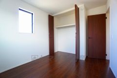 木目調のシンプルデザインで落ち着きと安らぎの空間に仕上げています。各部屋に収納が完備されているので、お荷物が多くなっても安心の設計です。