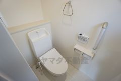 同仕様写真。温水洗浄機付トイレです。節水機能もあるので、安心して使えますね。もちろん、1階2階の2ヶ所にトイレがあるので、忙しい朝にもゆとりができますね。