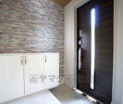 同仕様写真。たっぷり収納できるシューズボックスです。家族全員の靴がきれいに整頓できます。棚の上にお花や写真を飾っても良いですね。