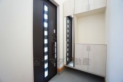 たっぷり収納できるシューズボックスです。家族全員の靴がきれいに整頓できます。棚の上にお花や写真を飾っても良いですね。