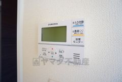 給湯器リモコンはキッチン横からボタンひとつで操作が楽々。通話ボタン付きでお子様とも会話ができて安心です。