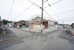 前面道路は北東側4.9ｍ、北西側4.2ｍ。交通量が少ないため小さなお子様がいるご家庭でも安心です＾＾