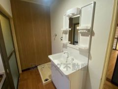 コンパクトながらも使い勝手のよい洗面スペース。清潔感のある空間で、朝の準備もスムーズに行えます＾＾