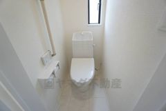 温水洗浄機付トイレです。節水機能もあるので、安心して使えますね。もちろん、1階2階の2ヶ所にトイレがあるので、忙しい朝にもゆとりができますね。