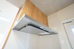 調理により発生する油煙や臭いを吸い込み、屋外へ排気してくれます。