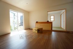 断熱性能の窓ガラスを採用。省エネ、光熱費カットにも貢献します。 夏は涼しく、冬は暖かく快適に過ごせます。