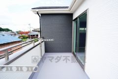 同仕様写真。お洗濯物を干すスペースとしても十分な広さがあります。  お天気の良い日はお洗濯物がよく乾きそうな日当たり良好のバルコニー＾＾