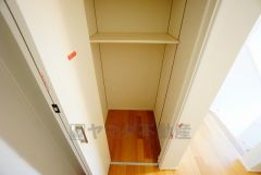 同仕様写真。まとめ買いしてもこの収納量なら心配要らずのパントリー。調理家電や食品のストックをすっきりまとめられ、キッチン周りを広々使えます。
