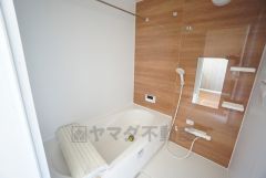 1坪サイズの浴室は、足をのばしてリラックスできます。浴室乾燥機付きなので、雨の日も気にせず洗濯物が干せます。