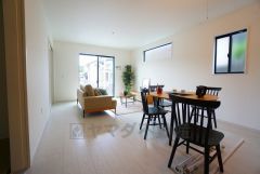 夏は強い日差しをカット、冬は暖かな遮熱高断熱型Low-Eガラスを採用。夏の強い日差しを約60%カットし、冷房効果を高めます。紫外線もカットするため紫外線による日焼けも抑制。