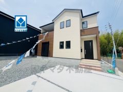 並列駐車2台。前面道路は6ｍと駐車がスムーズ＾＾西鉄バス「佐谷」停まで徒歩4分。コンビニまで徒歩12分。