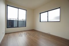 同仕様写真。2面採光を確保した明るい室内は、風通しも良く、大変居心地の良い空間となっております。爽やかな風を感じて起きる朝は、快適生活の始まりに。