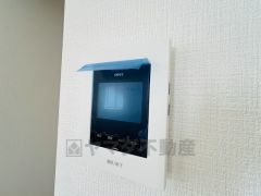 防犯性もばっちり、TVモニター付きインターフォン完備。大きなモニターで玄関先を確認できます。録画機能が付いているので不在時の訪問者も確認できて安心です^^