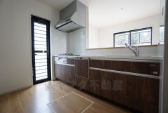 同仕様写真。対面式カウンターキッチンでお子様の様子が見守れます。カウンタートップは耐熱性に優れており、日ごろのお掃除もふき取るだけでＯＫ。ステンレスシンクも簡単にお掃除できますよ。