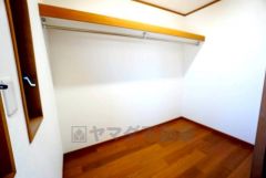 収納量たっぷりのクローゼット付です。ハンガーパイプ付で散らかりがちな洋服類もきれいに整理できます。使用頻度が少ないものは枕棚の上に、足元には3段ボックスを置いて、フル活用できるクローゼットです＾＾