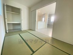 リビングからの続き間として和室をご用意しました。普段はリビングとつなげて開放的なスペースとして。来客時には客間としてお使いいただけます。