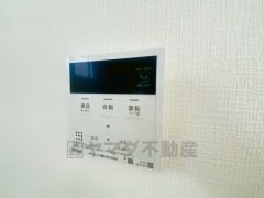 給湯器リモコンはキッチン横からボタンひとつで操作が楽々。通話ボタン付きでお子様とも会話ができて安心です。