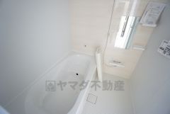 1坪サイズの浴室は、足をのばしてリラックスできます。浴室乾燥機付きなので、雨の日も気にせず洗濯物が干せます。