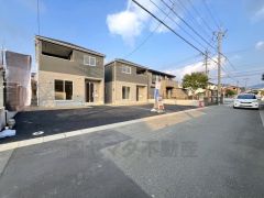 前面道路は交通量が少なく小さなお子様がいるご家庭でも安心です＾＾ 閑静な住宅地で静かで快適な生活を＾＾