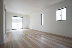 同仕様写真。大きな窓のあるリビングは、陽光あふれる明るい空間です。居心地良く、ご家族皆がゆったり寛げる憩いの空間となりそうです。