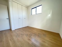 木目調のシンプルデザインで落ち着きと安らぎの空間に仕上げています。各部屋に収納が完備されているので、お荷物が多くなっても安心の設計です。