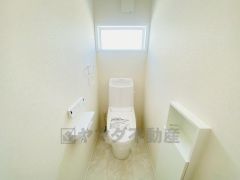 温水洗浄機付トイレです。節水機能もあるので、安心して使えますね。