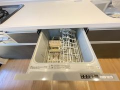 食事の後の手間を解消する食器洗い乾燥機を標準装備。手洗いよりも断然節約でき、節水で自然にもやさしいです。