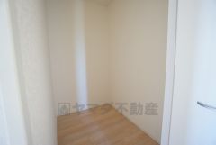 収納量たっぷりウォークインクローゼット完備。