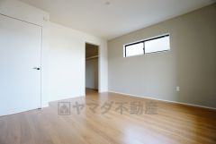 同仕様写真。住む人のこだわりを活かす洋室＾＾日当たりがよく、寝室としての利用もおすすめ。広めのクローゼットもあり荷物もすっきり片付けれ、ゆとりのある暮らしが出来ます＾＾